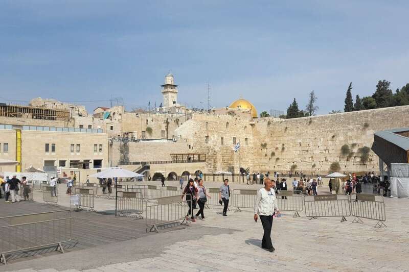 רחבת הכותל שייכת כולה לי ולקבוצת תיירים מסין. למעלה השמש צורחת, ומרק המדריך מסביר: "שום אמונה לא מספיק חזקה כדי שאנשים יעמדו להתפלל במזג אוויר כזה ב־1 בצהריים"