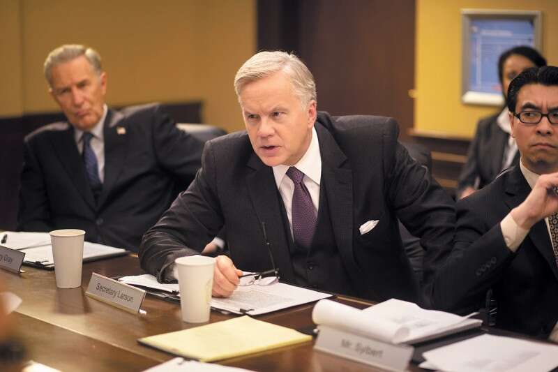 בתפקיד וולטר לארסון. פוליטיקאי משופשף ואלכוהוליסט כבד