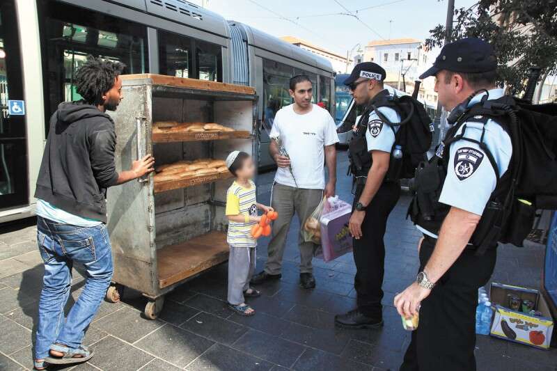 בימים של מתח ירושלמי, אלה תמיד המבוגרים שמעזים לצאת. "אלה שאין להם ברירה ואלה שיש להם אומץ", מסכם מישהו במעדנייה של הסורי ומציע לי זיתים // צילום: יהונתן שאול