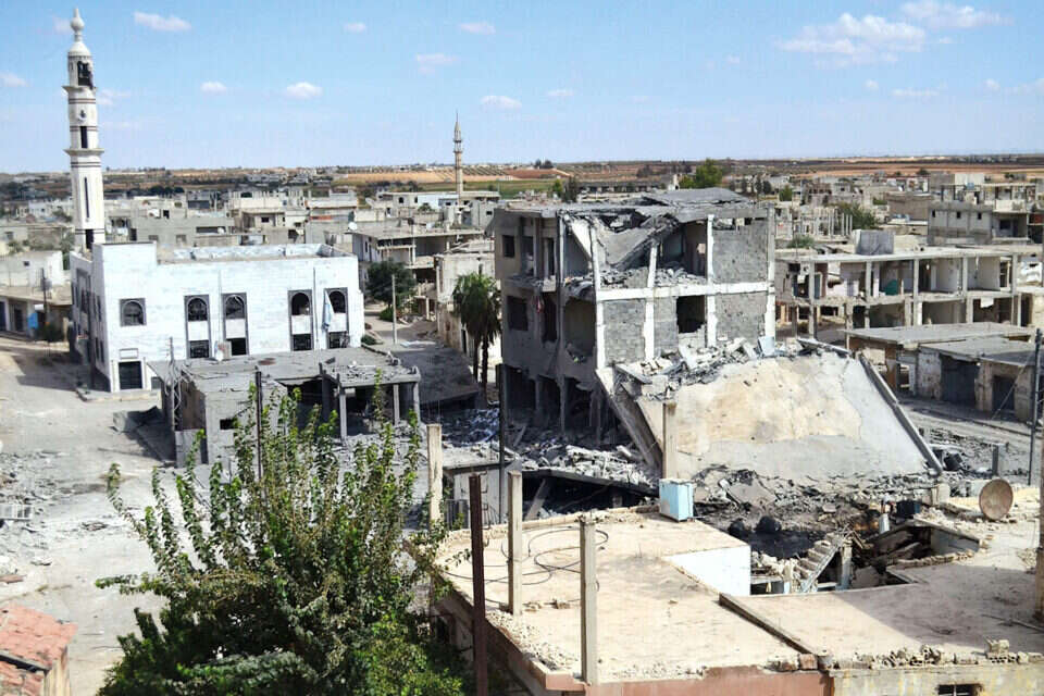 מהלך שיסייע לפוטין להכשיר את ההשתלטות על קרים? תוצאות התקיפה הרוסית הראשונה בסוריה, שלשום \ צילום: אי.אף.פי // מהלך שיסייע לפוטין להכשיר את ההשתלטות על קרים? תוצאות התקיפה הרוסית הראשונה בסוריה, שלשום ,