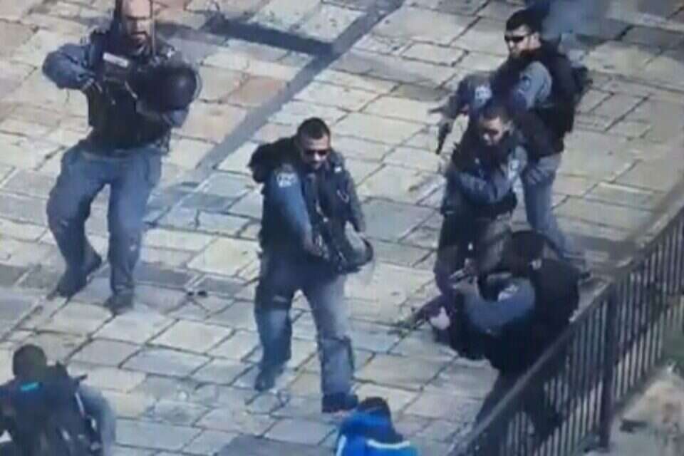 ההשתלטות. המחבל מנוטרל \ צילומים: מצלמות אבטחה // ההשתלטות. המחבל מנוטרל ,