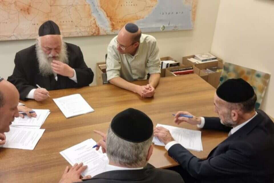נציגי יהדות התורה חותמים על ההסכם עם נציגי הליכוד ,