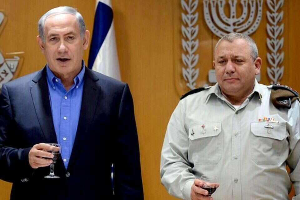 נתניהו ואיזנקוט, אתמול בהרמת כוסית בפורום מטכ"ל // צילום: חיים צח/לע"מ // נתניהו ואיזנקוט, אתמול בהרמת כוסית בפורום מטכ"ל ,