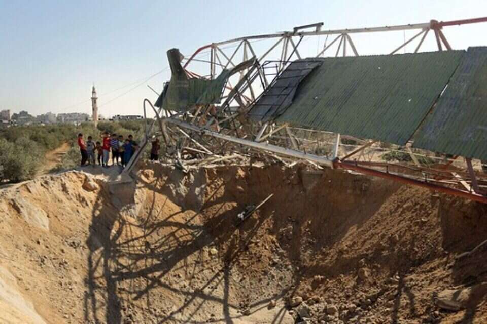 שרידי אחת המטרות שהופצצו בעזה \ צילום: אי.אף.פי // שרידי אחת המטרות שהופצצו בעזה ,