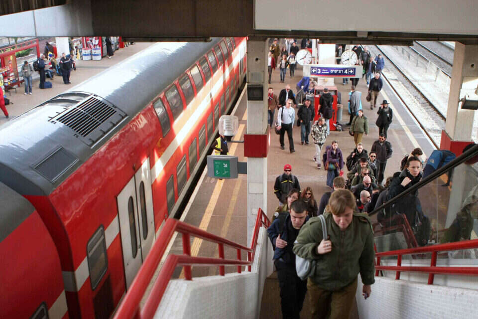 תחנת מרכז סבידור \ צילום: יהושע יוסף // תחנת מרכז סבידור ,