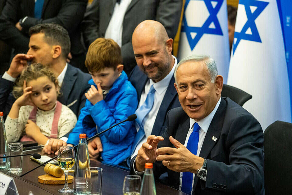 נתניהו עם אמיר אוחנה, בן זוגו וילדיו בהרמת הכוסית לממשלה החדשה