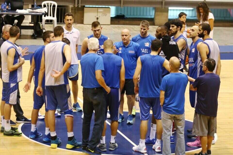 צילום: אלן שיבר // שחקני נבחרת ישראל באימון, אתמול. ניסיון אירופאי דל , 