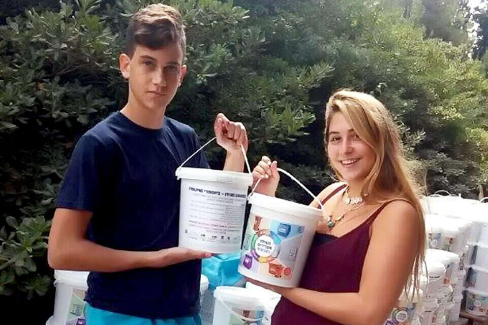חלוקת קומפוסט במגידו // צילום: דוברות מועצה אזורית // חלוקת קומפוסט במגידו ,