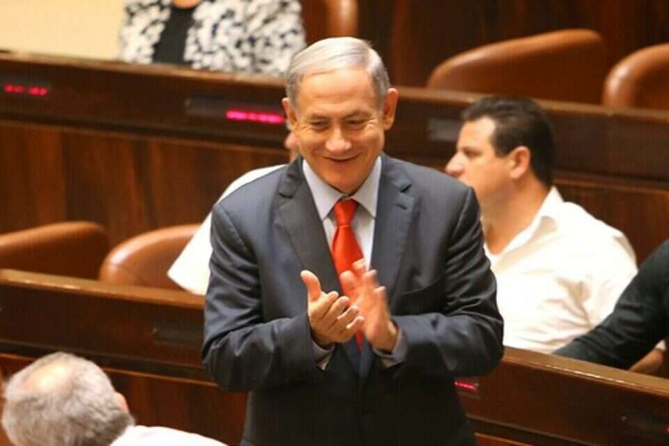 צילום: אורן בן חקון // נתניהו לאחר הניצחון בהצבעה במליאה ,
