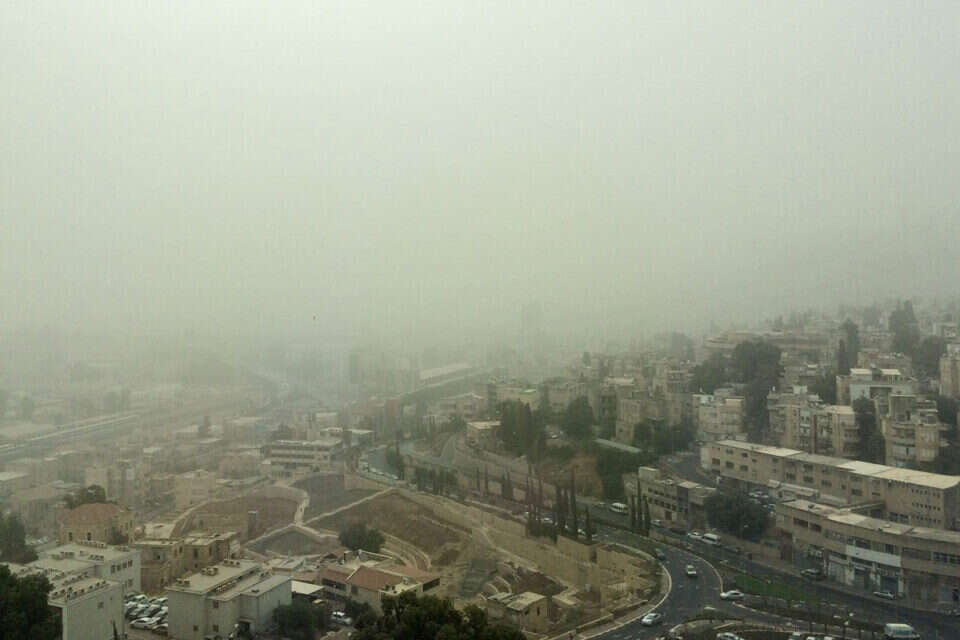 תצפית אל האובך בחיפה  //  צילום: הרצי שפירא // תצפית אל האובך בחיפה , 