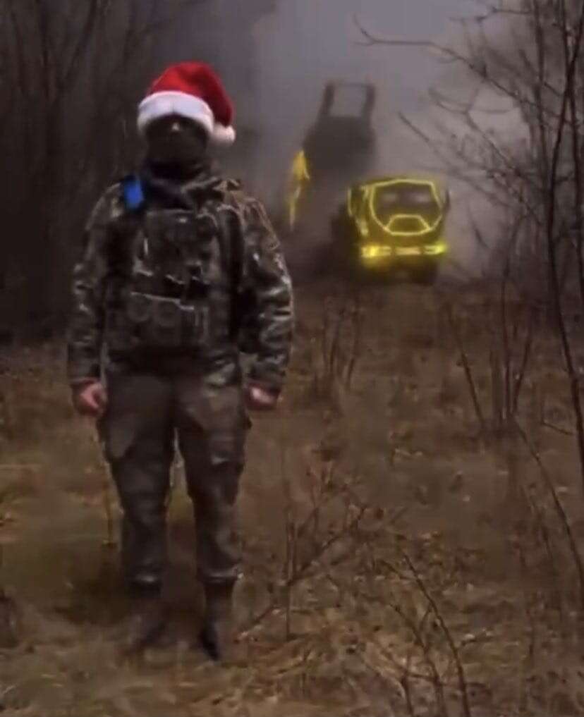 Un combattant ukrainien à côté d'un lanceur HIMARS décoré le soir du Nouvel An