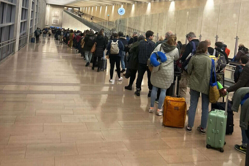 על מנת להתמודד עם היקף הנוסעים הצפוי, רש"ת הגדילה את מערך העובדים בנתב"ג ובמעברי הגבול(למצולמים אין קשר לכתבה) , ללא קרדיט