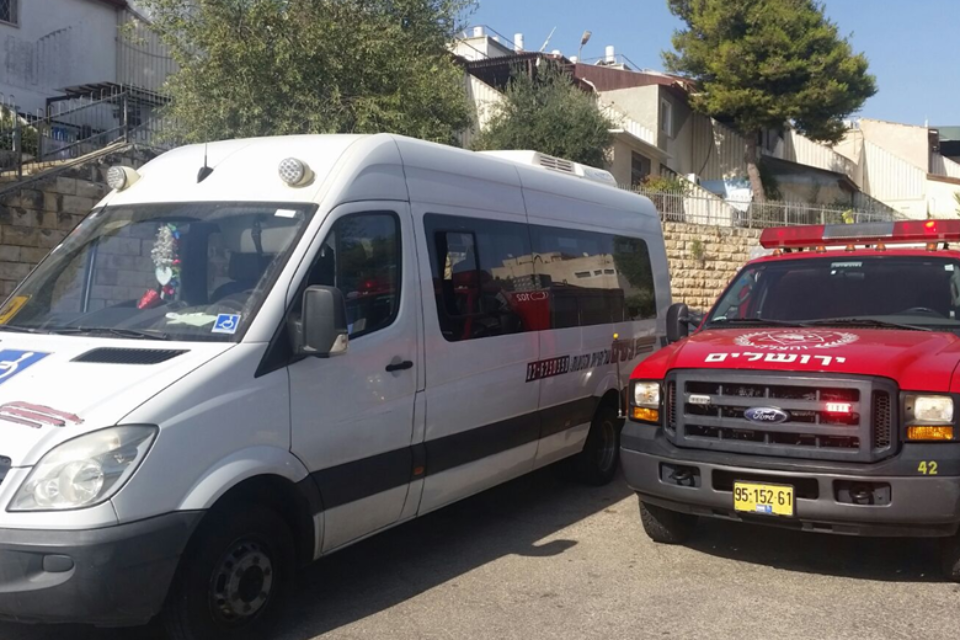 רכב ההסעות בו נשכח הצעיר // צילום: אריק אבולוף כבאות והצלה ירושלים // כמעט נגמר באסון. רכב ההסעות בו נשכח הצעיר ,