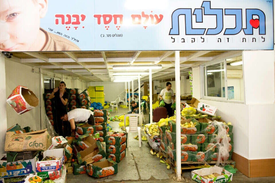 מחסן עמותת תכלית. מתגייסים לעזור // צילום: יונתן זינדל // מחסן עמותת תכלית. מתגייסים לעזור ,