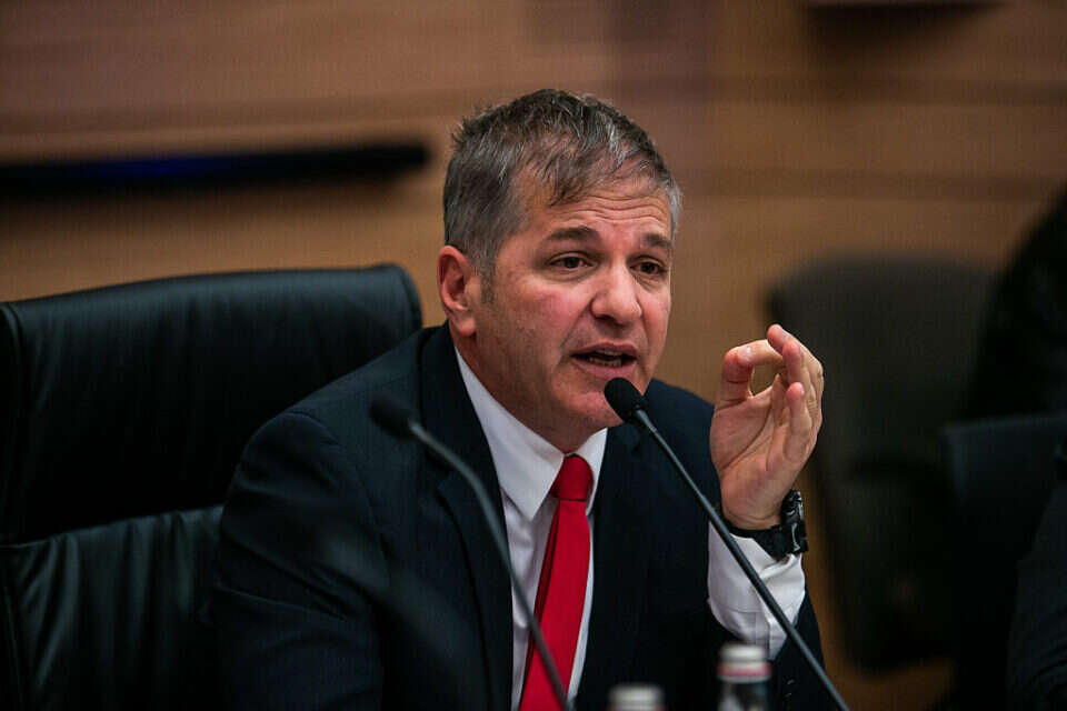 שר החינוך יואב קיש. סתימת פיות למחנה שלם , אורן בן חקון