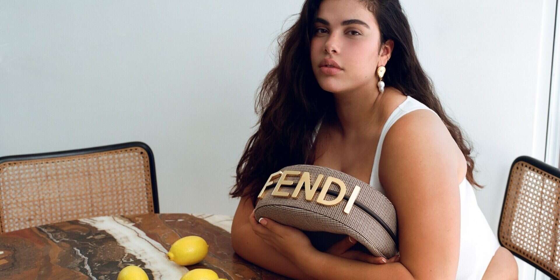 עם בגד גוף של גוד אמריקן ותיק של פנדי. שי זנקו , סיימון אלמלם
