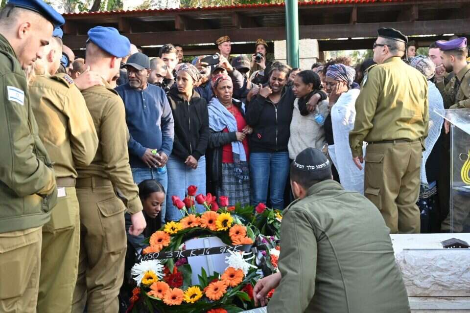 משפחה, חברים וחיילים בהלווייתו של ברוך כברתה ז"ל , יוסי זליגר