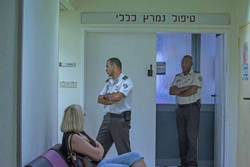 סוהרים מחוץ למחלקה שבה מאושפז עלאן // סוהרים מחוץ למחלקה שבה מאושפז עלאן ,