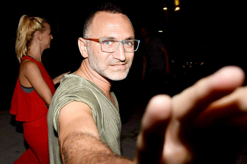 שלום מיכאלשווילי, שבדרך כלל משתף פעולה, עשה הכל כדי שלא נתעד אותו בכניסה לאירוע חברתי ,