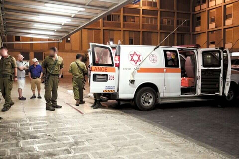 לרסן את הטרור לפני שנזדקק למבצע צבאי. הבאת הפצוע מפיגוע המטען בכביש המנהרות ביום רביעי // צילום: נועם ריבקין פנטון // לרסן את הטרור לפני שנזדקק למבצע צבאי. הבאת הפצוע מפיגוע המטען בכביש המנהרות ביום רביעי ,