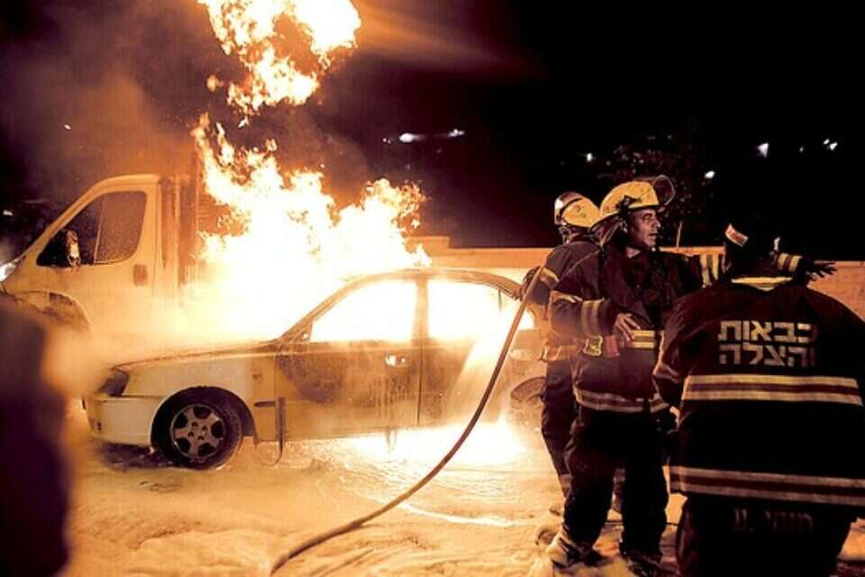 רק מיעוט מהאירועים מדווח. מכונית בבית חנינא לאחר פגיעת בקבוק תבערה לפני שבועיים // צילום: אי.אף.פי // רק מיעוט מהאירועים מדווח. מכונית בבית חנינא לאחר פגיעת בקבוק תבערה לפני שבועיים ,