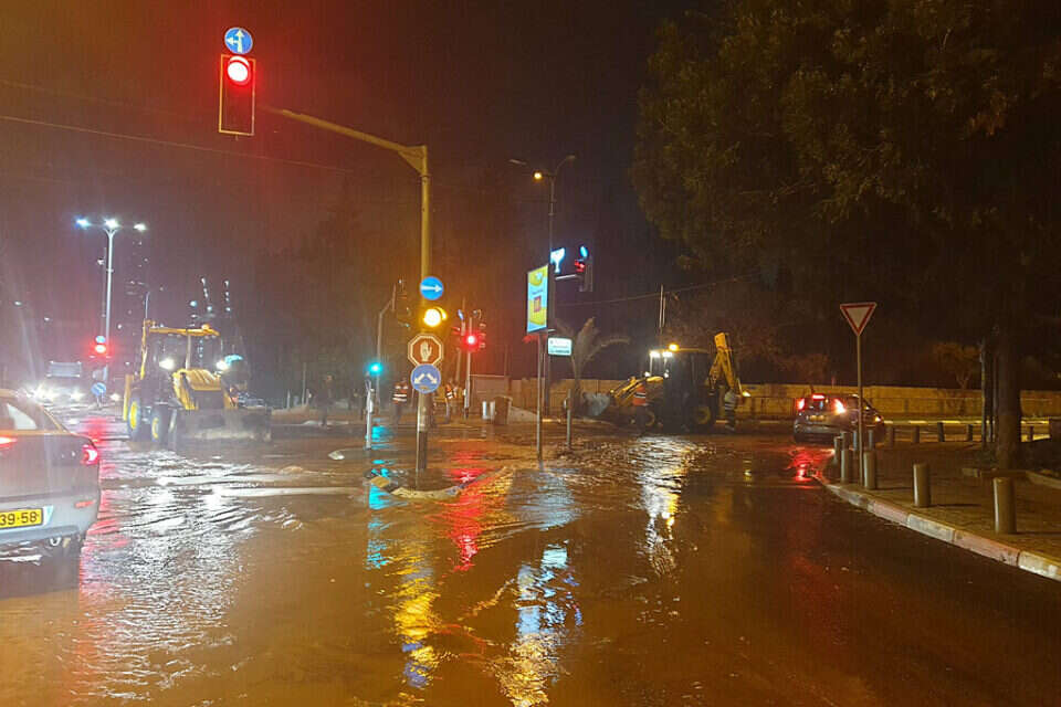 חסימות עקב פיצוץ צינור המים בתל אביב