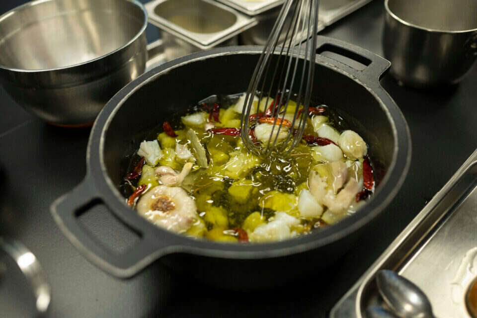 מנה בהכנה במסעדת המישלן Cocina Hermanos Torres שבברצלונה , איי.אף.פי