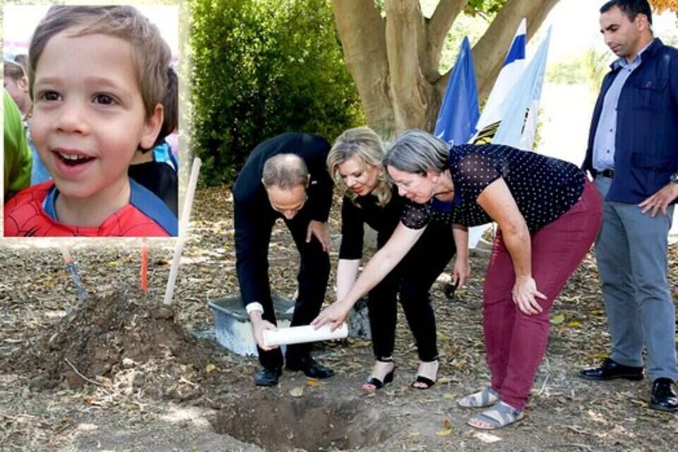 שרה נתניהו, מניחה את אבן הפינה למועדון ילדים בנחל עוז, על שם דניאל טרגרמן ז"ל (בתמונה הקטנה) // צילום: יהודה פרץ ובאדיבות המשפחה // שרה נתניהו, מניחה את אבן הפינה למועדון ילדים בנחל עוז, על שם דניאל טרגרמן ז"ל (בתמונה הקטנה) ,