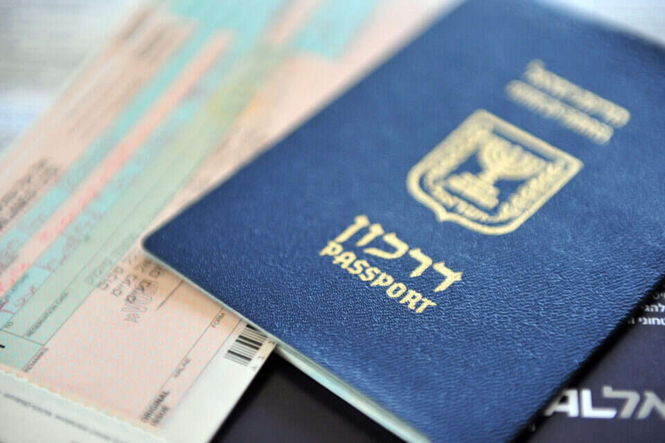 דרכון במחיר מוזל.//צילום: רפאל בן ארי // דרכון במחיר מוזל. ,