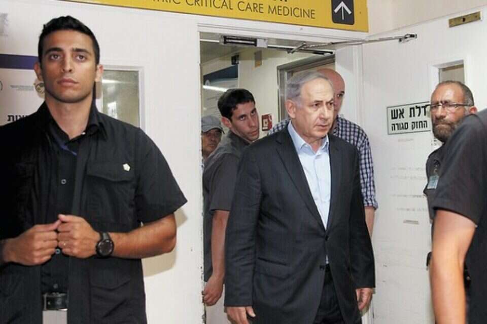 אי אפשר להטיח בישראל שהיא מדינת אפרטהייד. ראש הממשלה בנימין נתניהו מבקר את בני משפחת דוואבשה בבית החולים // צילום: גדעון מרקוביץ' // אי אפשר להטיח בישראל שהיא מדינת אפרטהייד. ראש הממשלה בנימין נתניהו מבקר את בני משפחת דוואבשה בבית החולים ,