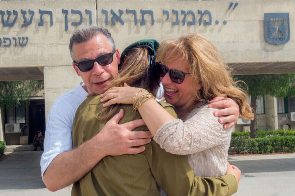 ל' ומשפחתה הפאריסאית  //  צילום: דובר צה״ל // ל' ומשפחתה הפאריסאית , 