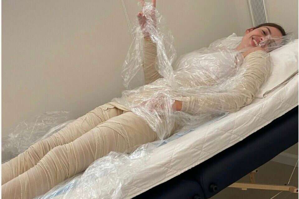 ספיר יודשקין. בגדי המלכה החדשים , פרטי
