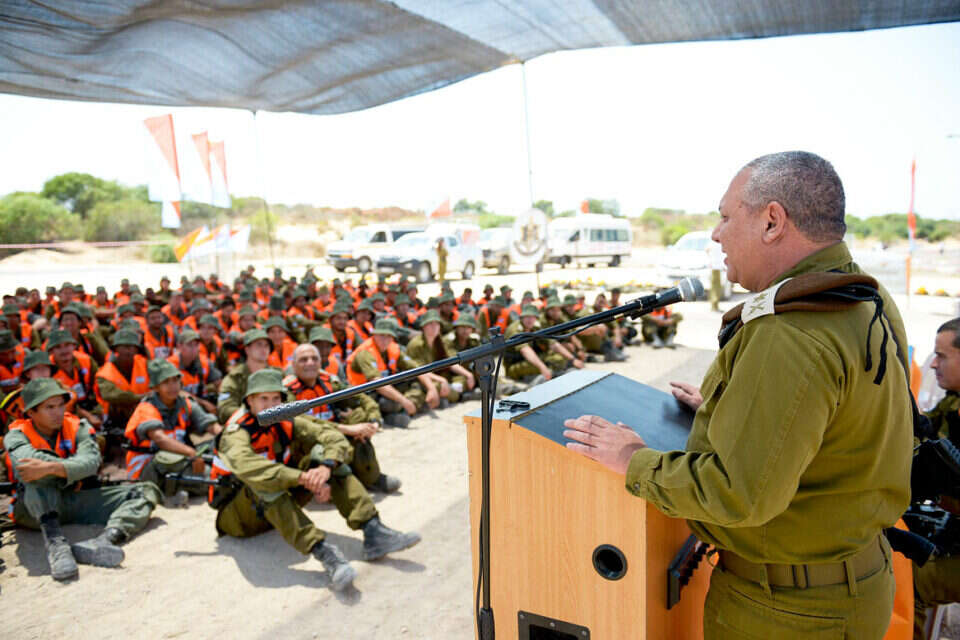 הרמטכ"ל עם חיילי פיקוד העורף, אתמול  //  צילום: דו"צ // הרמטכ"ל עם חיילי פיקוד העורף, אתמול , 