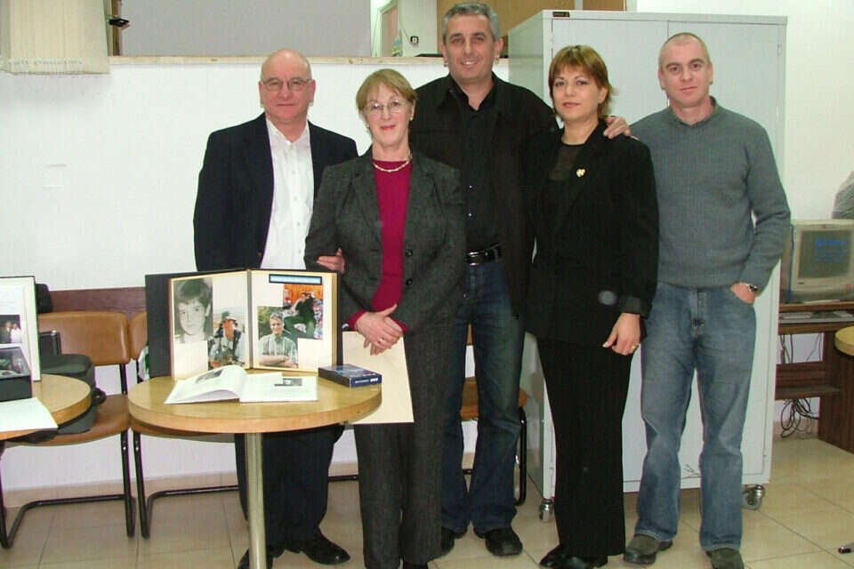משפחת פוזנר עם בן חמו. האם פאולין ז"ל שנייה משמאל \ צילום ארכיון: באדיבות דוברות עיריית כפר סבא // משפחת פוזנר עם בן חמו. האם פאולין ז"ל שנייה משמאל ,