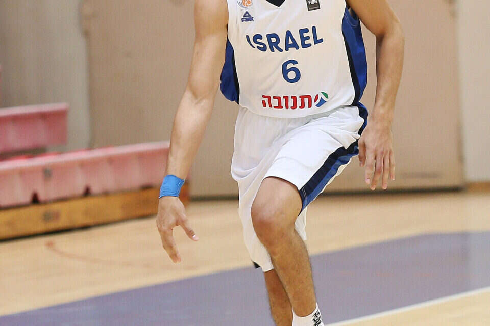 צילום: באדיבות איגוד הכדורסל // איתי שגב (מימין). לא סיפק את הסחורה נגד צרפת ,