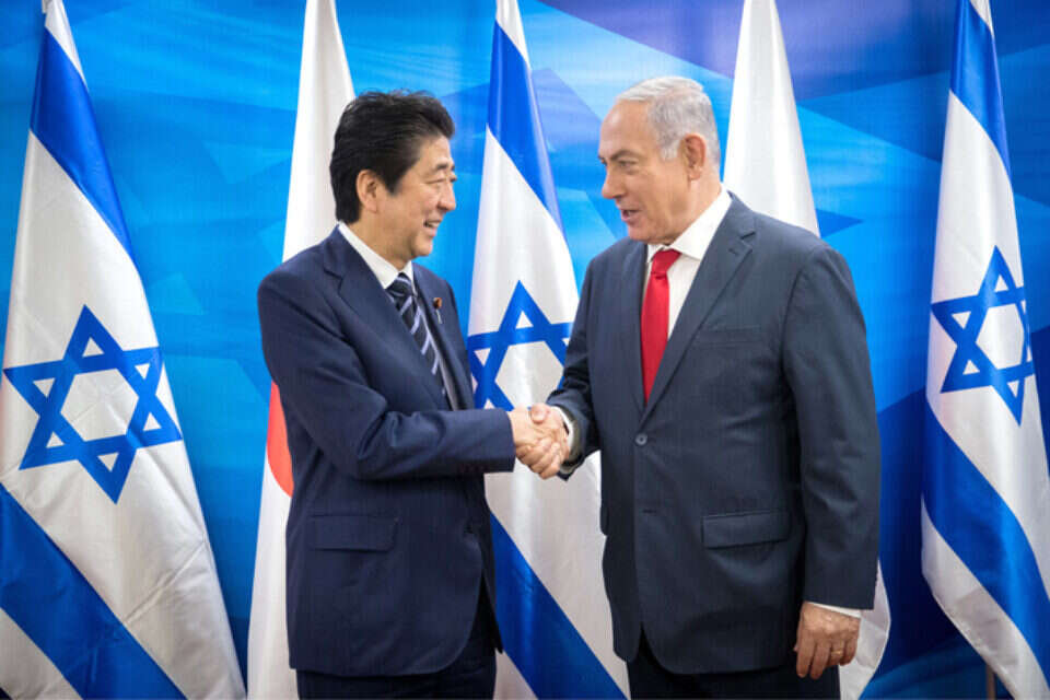 ראש הממשלה בנימין נתניהו וראש ממשלת יפן שינזו אבה במסיבת עיתונאים ופגישה עם אנשי עסקים יפנים במשרד ראש הממשלה בירושלים , יונתן זינדל/פלאש90