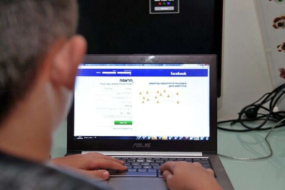 רק בדקתם רגע מה קורה בפייסבוק? מישהו עושה מזה כסף // צילום: גדעון מרקוביץ' (אילוסטרציה) // רק בדקתם רגע מה קורה בפייסבוק? מישהו עושה מזה כסף , גדעון מ