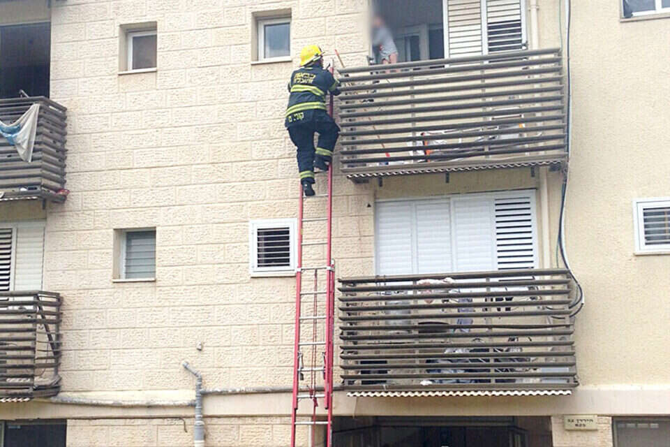 לוחם אש בדרכו אל הילד // צילום: שירותי כבאות צפון // לוחם אש בדרכו אל הילד ,