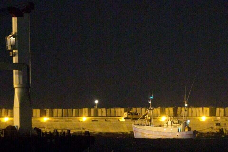 הספינה "מריאן" וספינה של חיל הים בנמל אשדוד, אמש \ צילום: אי.פי.אי // הספינה "מריאן" וספינה של חיל הים בנמל אשדוד, אמש ,