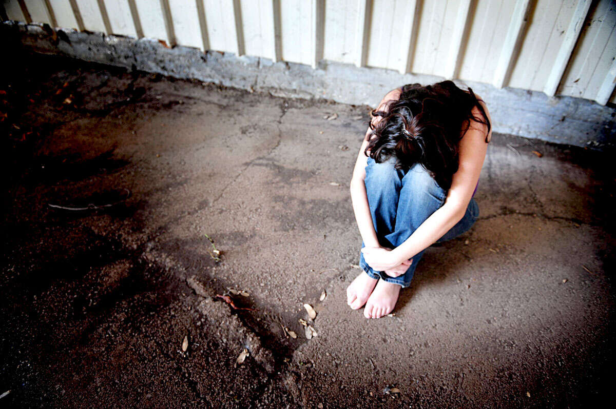18 насилование. Босая девушка в подвале. Девочка жертва насилия.