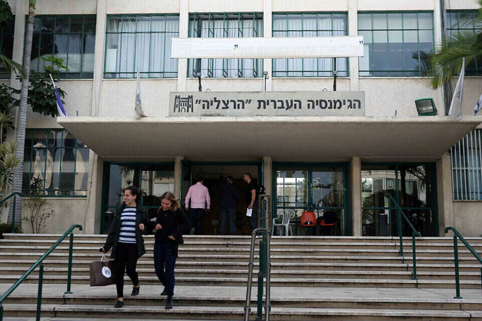 תיכון גימנסיה הרצליה בתל אביב (ארכיון) , יהושע יוסף