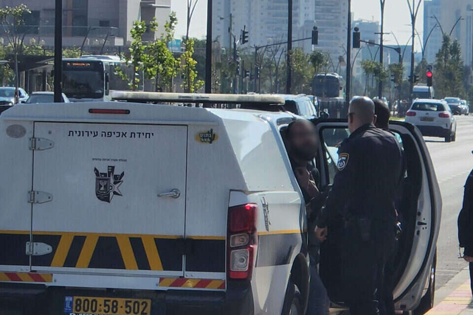 הנאשם בזמן מעצרו , ללא קרדיט