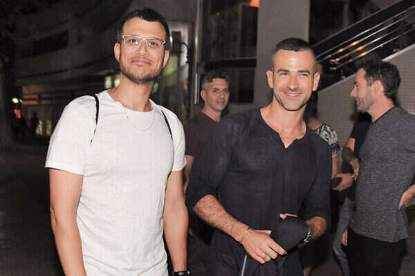 מעביר מסר. אסי עזר ואלברט אסקולה , מאיר פרטוש