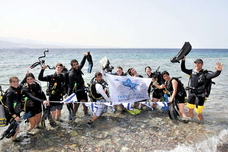 לומדים לאהוב את ישראל, בלי מטלות ובלי מאמץ. חלק מקבוצת תגלית-צלילה // צילום: יהודה בן יתח // לומדים לאהוב את ישראל, בלי מטלות ובלי מאמץ. חלק מקבוצת תגלית-צלילה , 