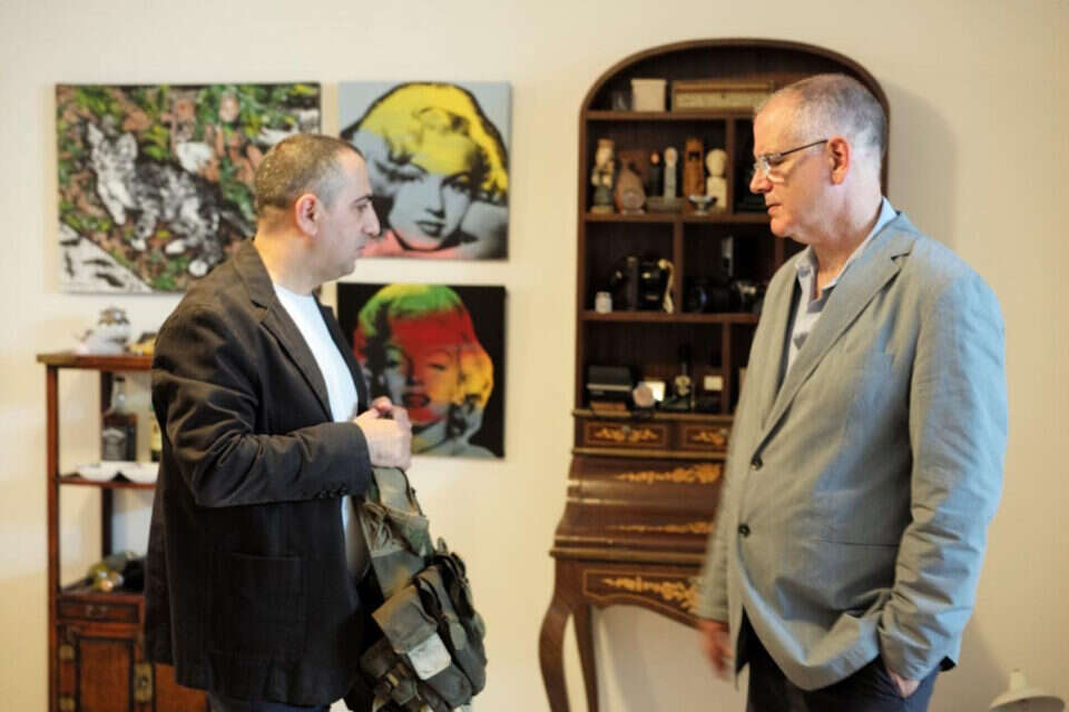 ד"ר עדו נתניהו ואבנר אברהם עם האפוד // צילום: אמיר אשל // ד"ר עדו נתניהו ואבנר אברהם עם האפוד ,