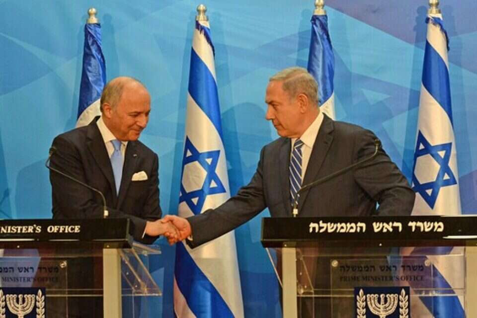 נתניהו לוחץ את ידו של לורן פביוס // צילום: חיים צח, לע"מ // נתניהו לוחץ את ידו של לורן פביוס ,