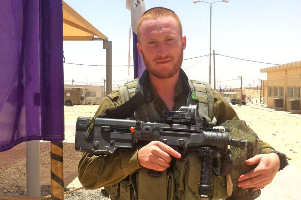 נח שווארץ, עם הנשק והידית החדשה /// צילום: דובר צה"ל // נח שווארץ, עם הנשק והידית החדשה ,