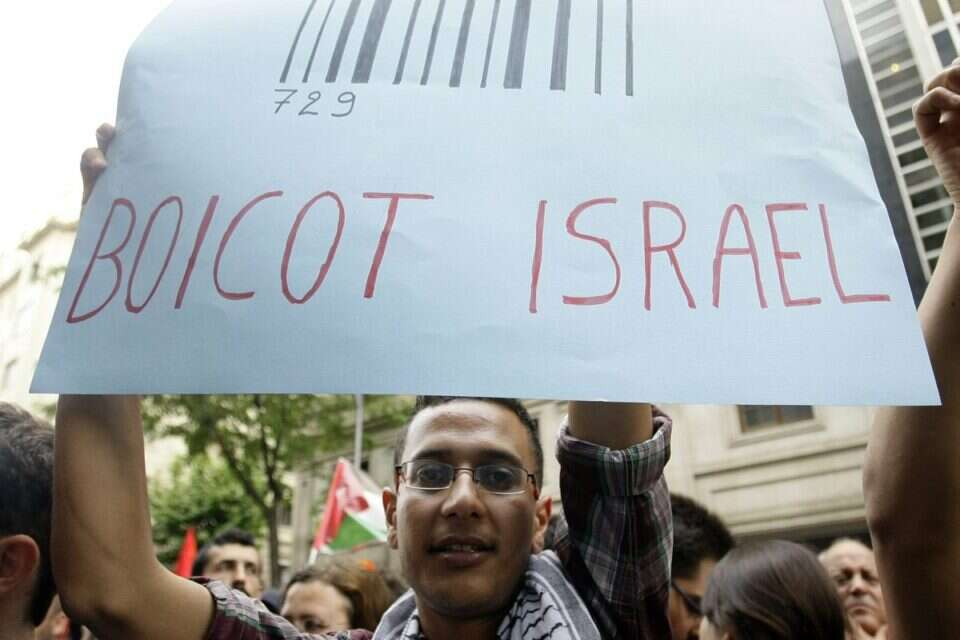 מפגין קורא להחרמת מוצרים ישראלים בהפגנה בברצלונה // צילום: רויטרס (ארכיון) // מפגין קורא להחרמת מוצרים ישראלים בהפגנה בברצלונה ,