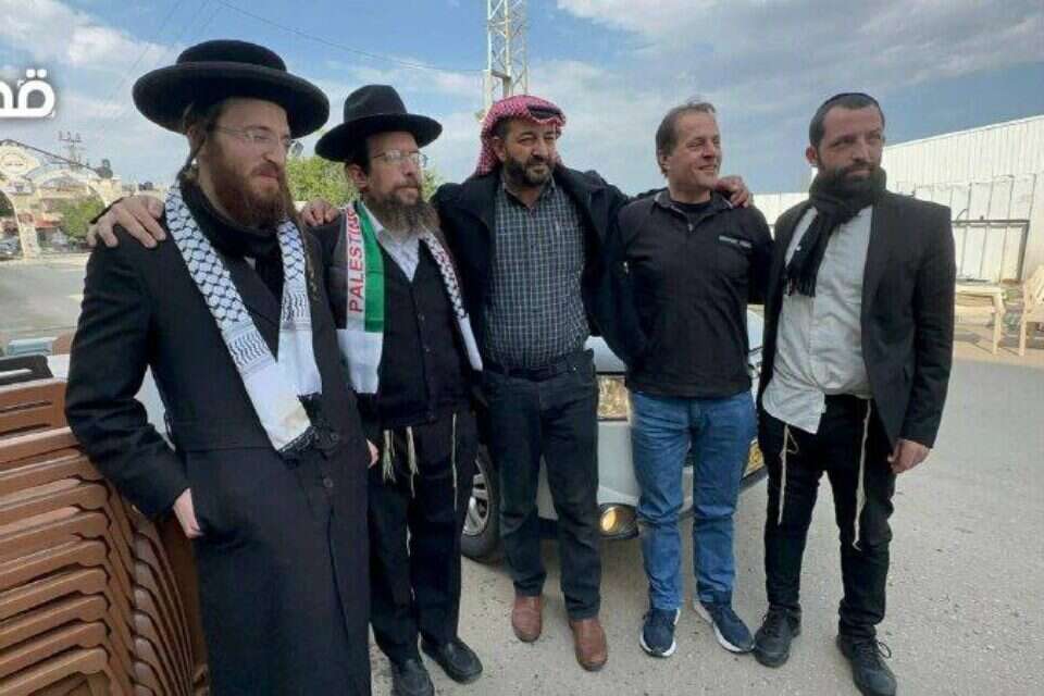 אנשי נטורי קרתא עם פעילי טרור בביקורם בג'נין , רשתות ערביות