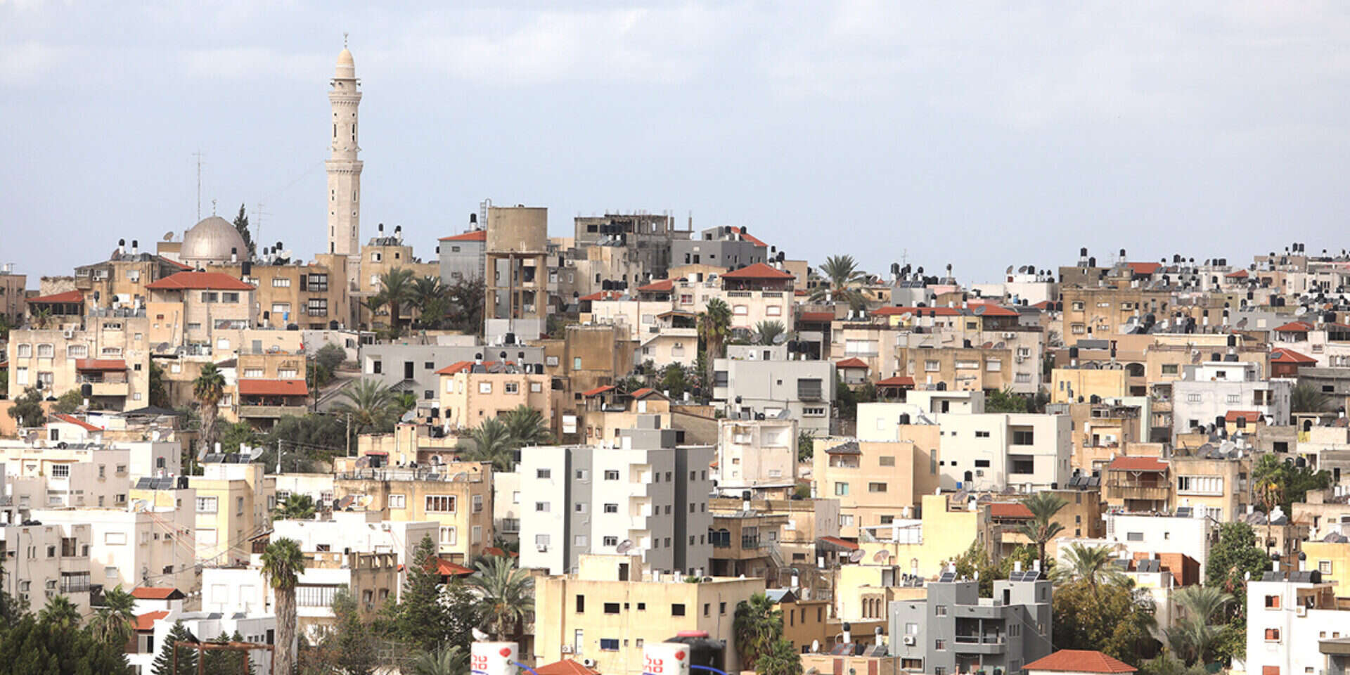 הנשים עוברות קדימה. טייבה